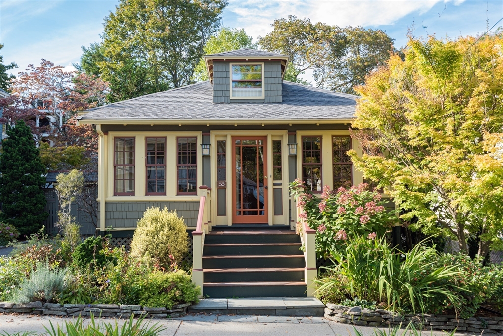 33 Newport St, Arlington, Massachusetts, 2 Bedrooms Bedrooms, 6 Rooms Rooms,1 BathroomBathrooms,Residential,For Sale,Newport St,73438091