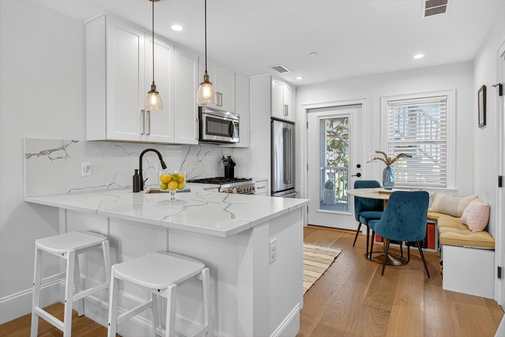 7 Bell Court, Boston, Massachusetts, 2 Bedrooms Bedrooms, 6 Rooms Rooms,2 BathroomsBathrooms,Residential Lease,For Rent,Bell Court,73409287