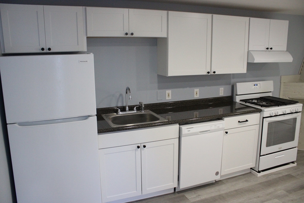 419 Court Street, Plymouth, Massachusetts, 3 Bedrooms Bedrooms, 5 Rooms Rooms,1 BathroomBathrooms,Residential Lease,For Rent,Court Street,73421982