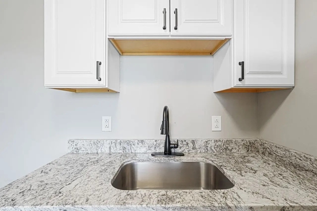 50.5 Common St, Lawrence, Massachusetts, 3 Bedrooms Bedrooms, 5 Rooms Rooms,1 BathroomBathrooms,Residential Lease,For Rent,Common St,73441767