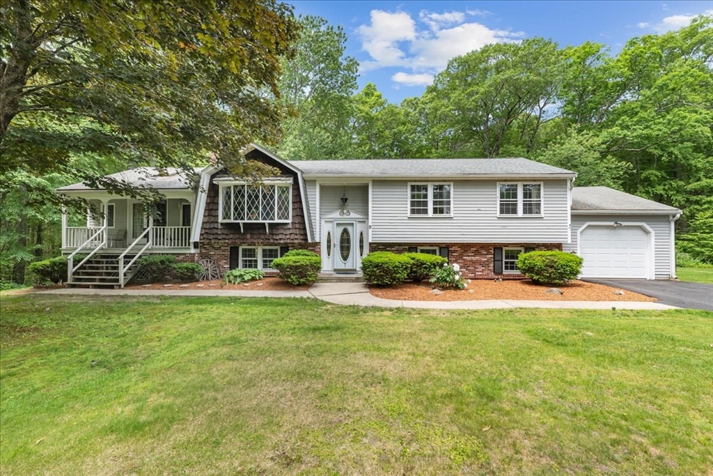 9 Oak Hill Rd, Mendon, Massachusetts, 4 Bedrooms Bedrooms, 8 Rooms Rooms,2.5 BathroomsBathrooms,Residential,For Sale,Oak Hill Rd,73388267