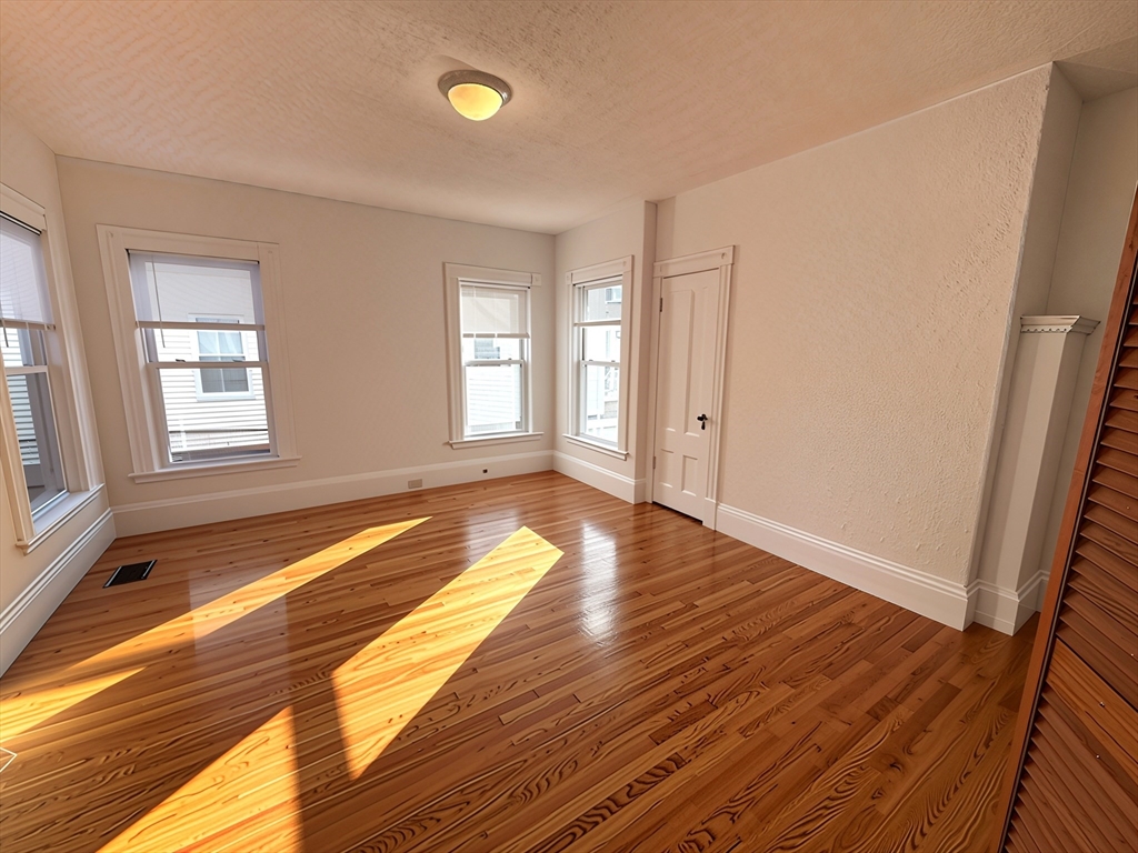 17 Upham St, Malden, Massachusetts, 2 Bedrooms Bedrooms, 5 Rooms Rooms,1 BathroomBathrooms,Residential Lease,For Rent,Upham St,73416406