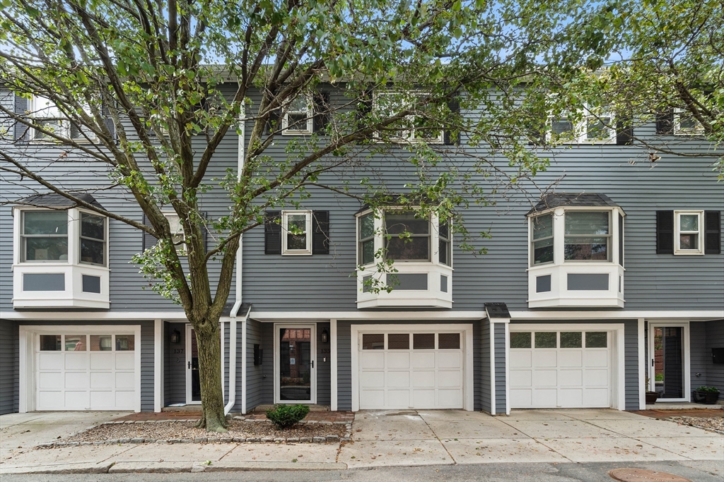 135 Bolton St, Boston, Massachusetts, 2 Bedrooms Bedrooms, 4 Rooms Rooms,1.5 BathroomsBathrooms,Residential Lease,For Rent,Bolton St,73433277