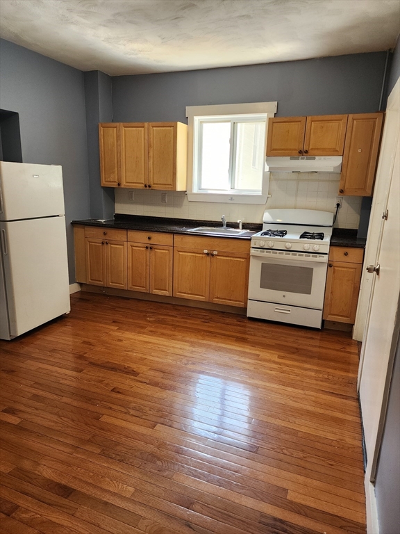 11 Hucthinson, Lynn, Massachusetts, 3 Bedrooms Bedrooms, 5 Rooms Rooms,1 BathroomBathrooms,Residential Lease,For Rent,Hucthinson,73417014