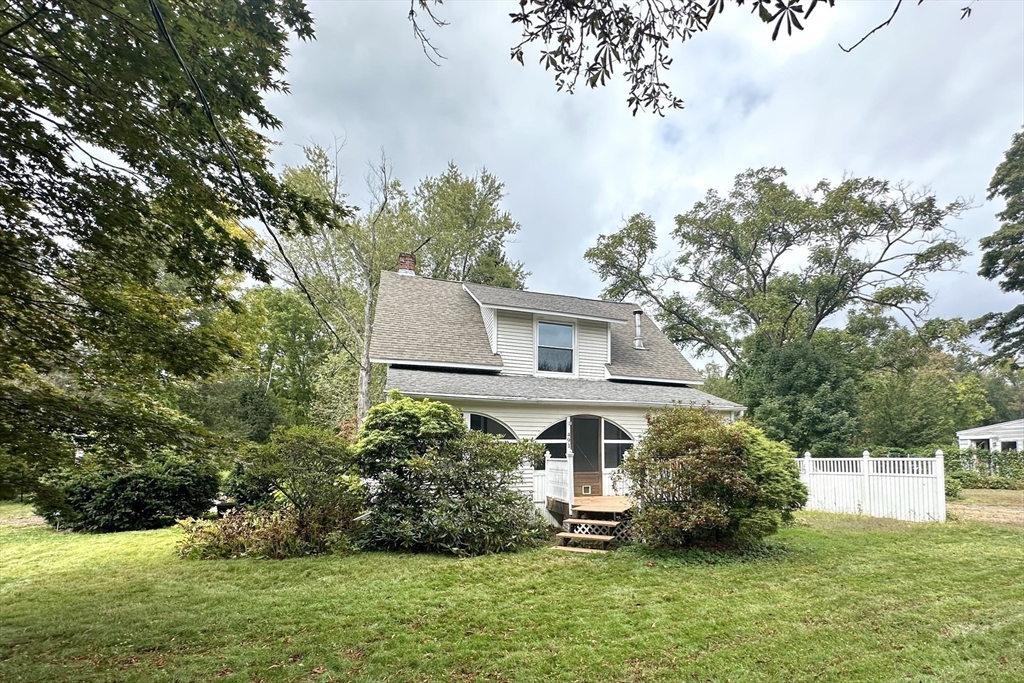 491 Northampton St, Holyoke, Massachusetts, 3 Bedrooms Bedrooms, 6 Rooms Rooms,1.5 BathroomsBathrooms,Residential,For Sale,Northampton St,73435148