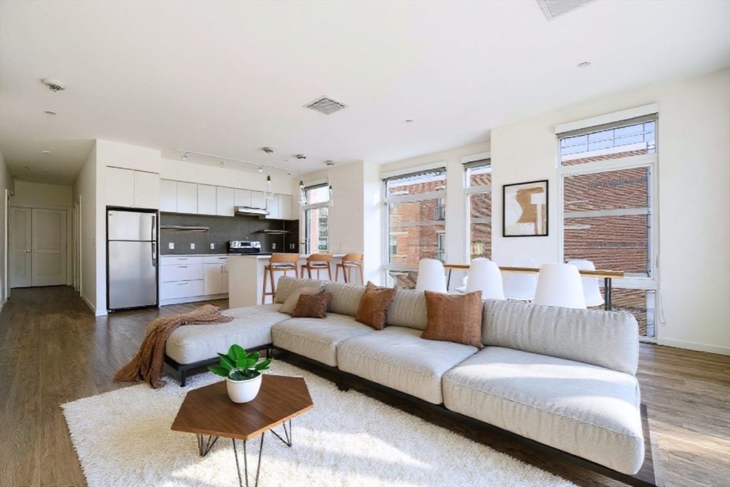 839 Beacon Street, Boston, Massachusetts, 3 Bedrooms Bedrooms, 7 Rooms Rooms,2 BathroomsBathrooms,Residential Lease,For Rent,Beacon Street,73413096