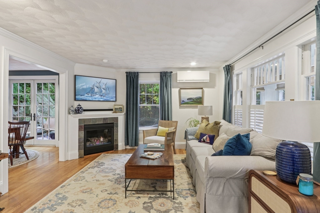 75 Summer St, Manchester, Massachusetts, 2 Bedrooms Bedrooms, 6 Rooms Rooms,1.5 BathroomsBathrooms,Residential,For Sale,Summer St,73442209