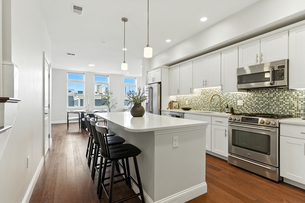 170 West Broadway, Boston, Massachusetts, 2 Bedrooms Bedrooms, 5 Rooms Rooms,2.5 BathroomsBathrooms,Residential Lease,For Rent,West Broadway,73452276