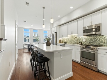 170 West Broadway, Boston, Massachusetts, 2 Bedrooms Bedrooms, 5 Rooms Rooms,2.5 BathroomsBathrooms,Residential Lease,For Rent,West Broadway,73452276