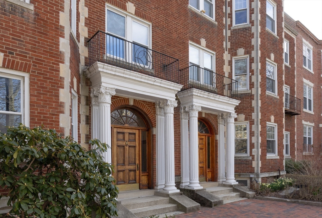 24 Dean Road, Brookline, Massachusetts, 2 Bedrooms Bedrooms, 6 Rooms Rooms,2 BathroomsBathrooms,Residential,For Sale,Dean Road,73404304