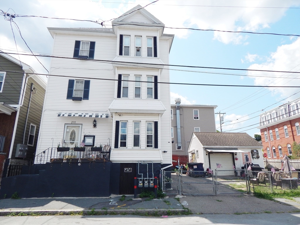 211 State, New Bedford, Massachusetts, 8 Bedrooms Bedrooms, 14 Rooms Rooms,3 BathroomsBathrooms,Residential Income,For Sale,State,73423610