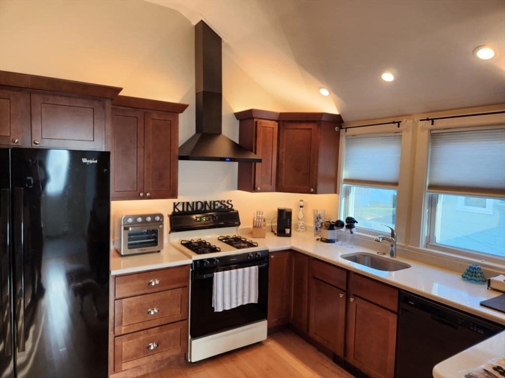 402 Court St, Plymouth, Massachusetts, 2 Bedrooms Bedrooms, 4 Rooms Rooms,1 BathroomBathrooms,Residential Lease,For Rent,Court St,73420277