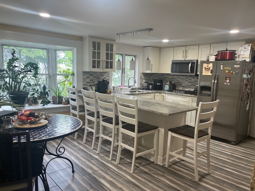 94 Oakwood Ave, Revere, Massachusetts, 3 Bedrooms Bedrooms, 7 Rooms Rooms,1 BathroomBathrooms,Residential Lease,For Rent,Oakwood Ave,73450856