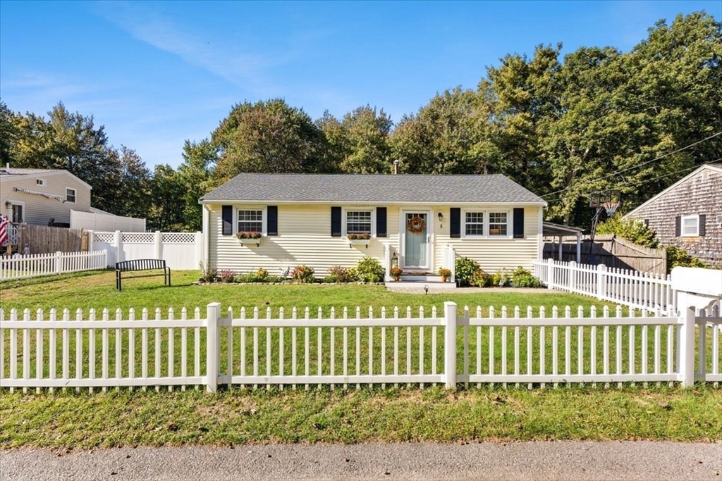 5 Calvin Rd, Easton, Massachusetts, 3 Bedrooms Bedrooms, 5 Rooms Rooms,1 BathroomBathrooms,Residential,For Sale,Calvin Rd,73437070