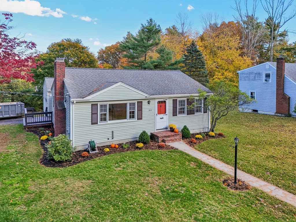 342 Robinson St, Raynham, Massachusetts, 2 Bedrooms Bedrooms, 5 Rooms Rooms,1 BathroomBathrooms,Residential,For Sale,Robinson St,73447244