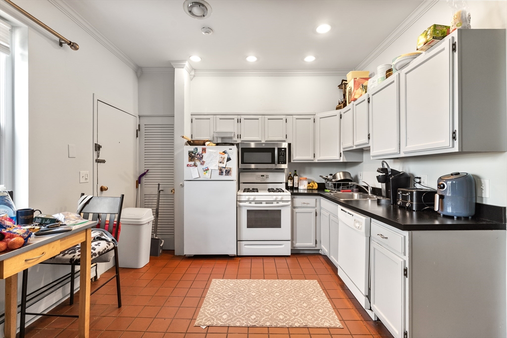 105 W Fourth Street, Boston, Massachusetts, 2 Bedrooms Bedrooms, 4 Rooms Rooms,1 BathroomBathrooms,Residential Lease,For Rent,W Fourth Street,73394577