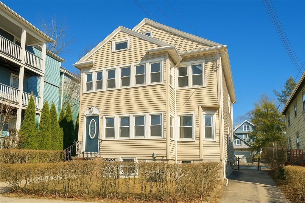 108-110 Grozier Road, Cambridge, Massachusetts, 6 Bedrooms Bedrooms, 12 Rooms Rooms,2 BathroomsBathrooms,Residential Income,For Sale,Grozier Road,73355774