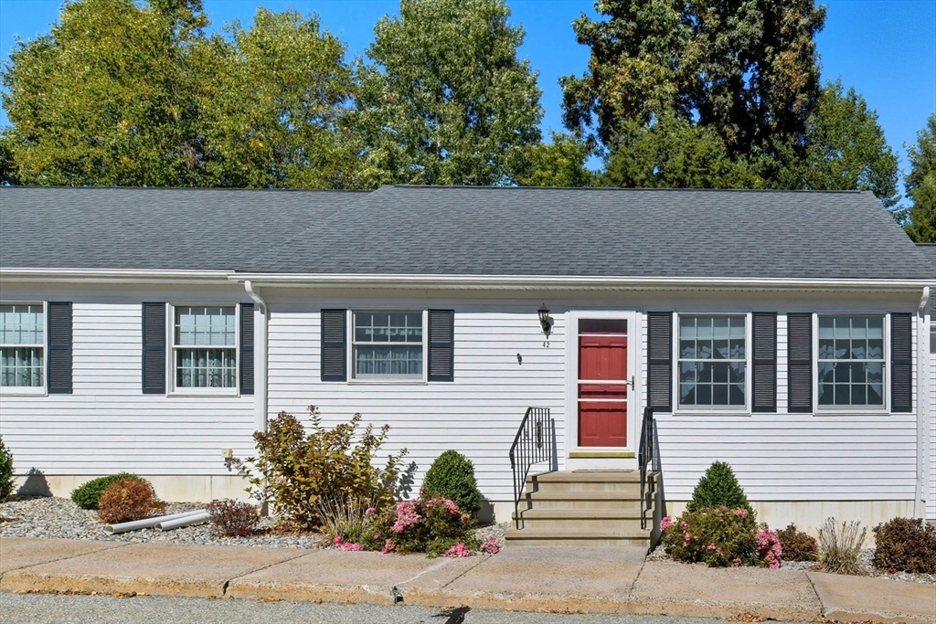 42 Rosewood Lane, Southwick, Massachusetts, 1 Bedroom Bedrooms, 3 Rooms Rooms,1 BathroomBathrooms,Residential,For Sale,Rosewood Lane,73439972