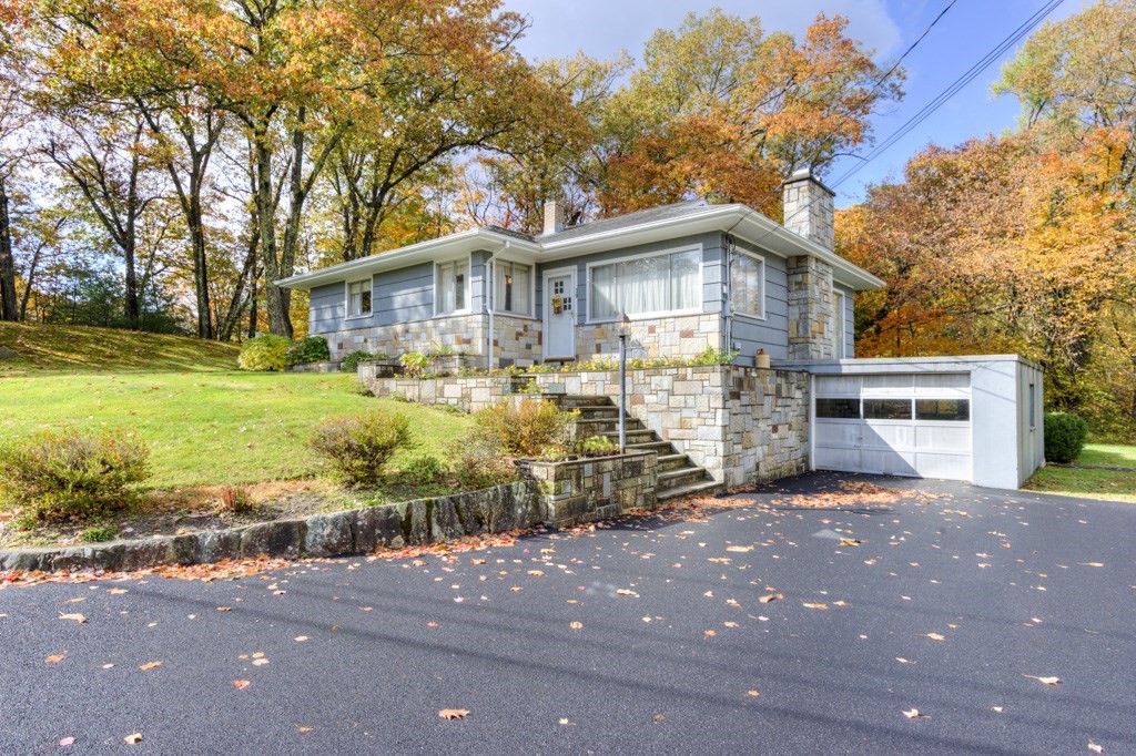 39 Melrose Street, Boylston, Massachusetts, 2 Bedrooms Bedrooms, 5 Rooms Rooms,1 BathroomBathrooms,Residential,For Sale,Melrose Street,73447686