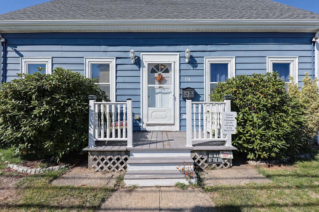 176 School St, Taunton, Massachusetts, 4 Bedrooms Bedrooms, 10 Rooms Rooms,4 BathroomsBathrooms,Residential Income,For Sale,School St,73441490