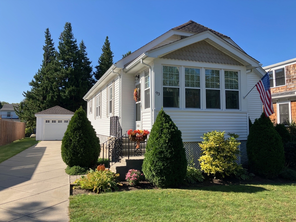 93 Crown, East Providence, Rhode Island, 2 Bedrooms Bedrooms, 8 Rooms Rooms,1.5 BathroomsBathrooms,Residential,For Sale,Crown,73435652