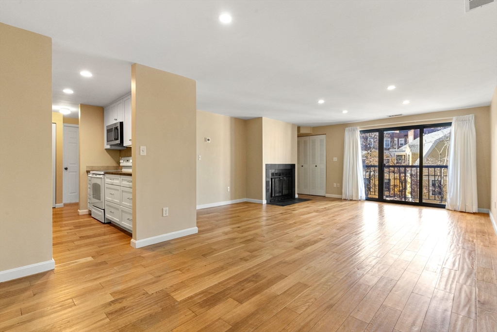 1600 Massachusetts Ave, Cambridge, Massachusetts, 2 Bedrooms Bedrooms, 5 Rooms Rooms,2 BathroomsBathrooms,Residential Lease,For Rent,Massachusetts Ave,73446354
