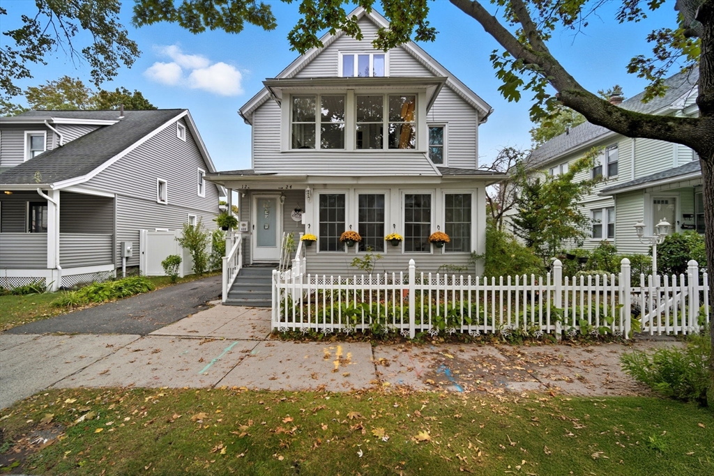 122-124 Mooreland St, Springfield, Massachusetts, 7 Bedrooms Bedrooms, 12 Rooms Rooms,3 BathroomsBathrooms,Residential Income,For Sale,Mooreland St,73443915