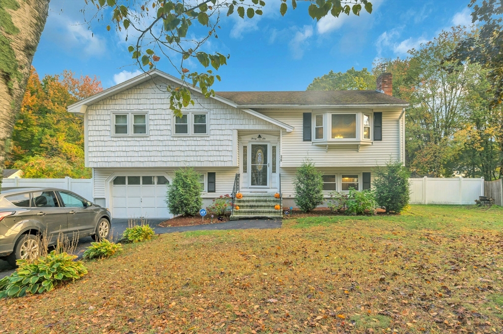 36 Lowell Street, Billerica, Massachusetts, 3 Bedrooms Bedrooms, 6 Rooms Rooms,1.5 BathroomsBathrooms,Residential,For Sale,Lowell Street,73444145