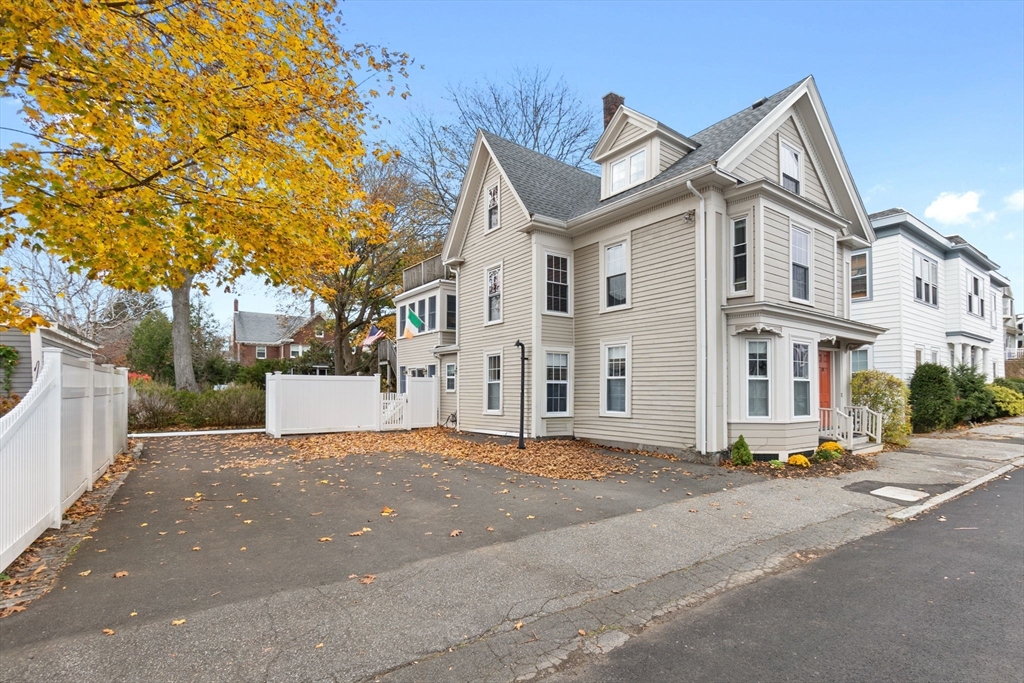 23 Thorndike St, Beverly, Massachusetts, 2 Bedrooms Bedrooms, 4 Rooms Rooms,1 BathroomBathrooms,Residential Lease,For Rent,Thorndike St,73455092