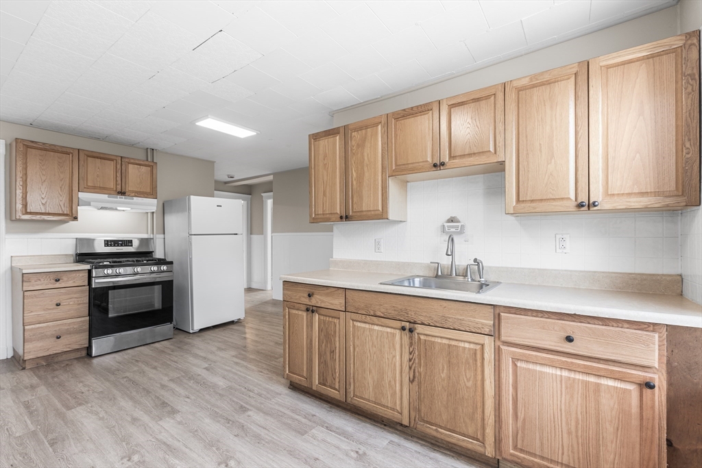 7 Appleton Street, Danvers, Massachusetts, 3 Bedrooms Bedrooms, 5 Rooms Rooms,1 BathroomBathrooms,Residential Lease,For Rent,Appleton Street,73437148