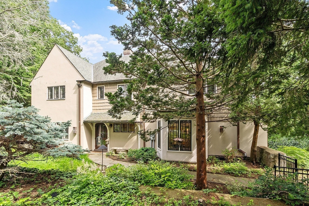 455 Puritan Rd, Swampscott, Massachusetts, 5 Bedrooms Bedrooms, 11 Rooms Rooms,3.5 BathroomsBathrooms,Residential,For Sale,Puritan Rd,73401292