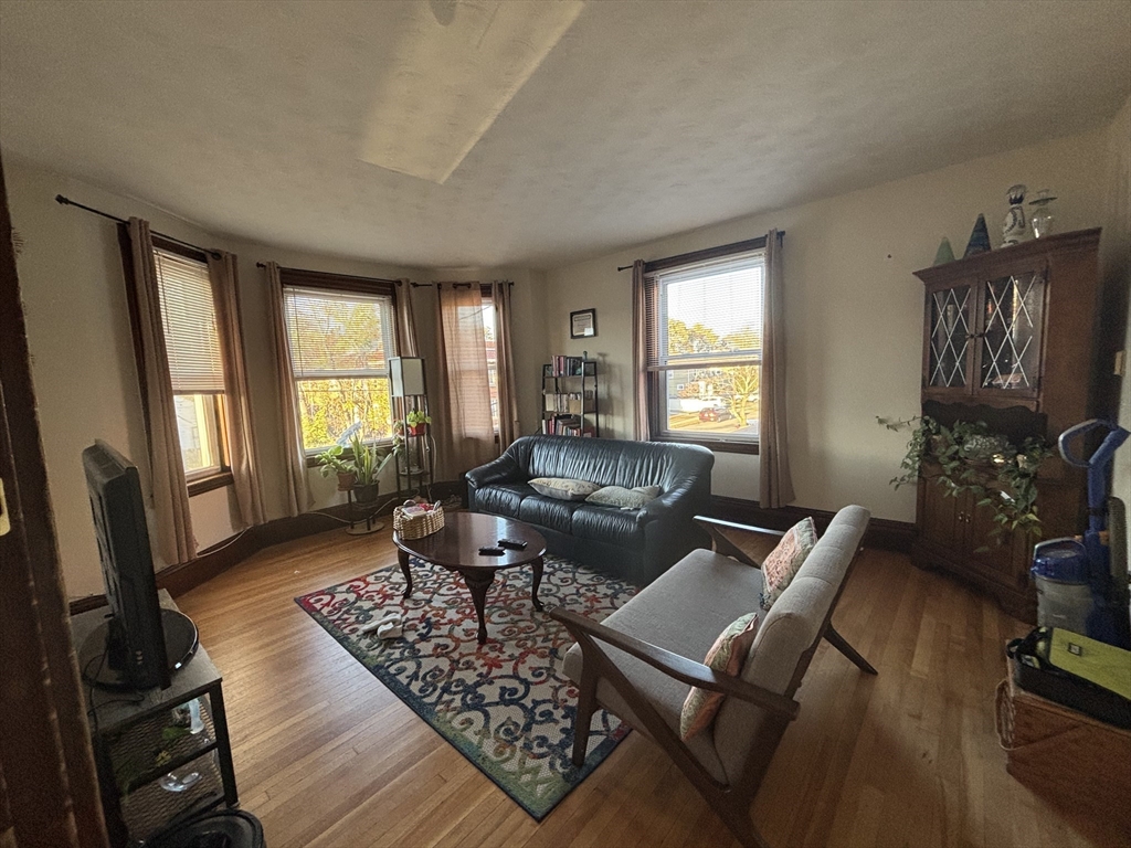 32 Richardson, Wakefield, Massachusetts, 3 Bedrooms Bedrooms, 6 Rooms Rooms,1.5 BathroomsBathrooms,Residential Lease,For Rent,Richardson,73452714