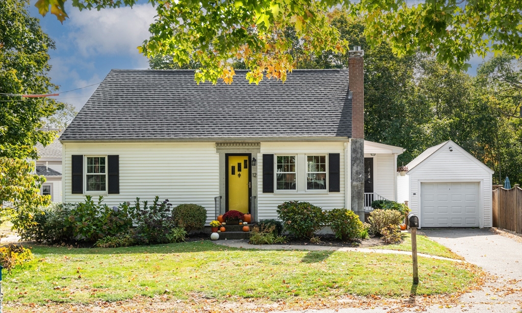 12 Maple Street, Essex, Massachusetts, 4 Bedrooms Bedrooms, 6 Rooms Rooms,2 BathroomsBathrooms,Residential,For Sale,Maple Street,73438205