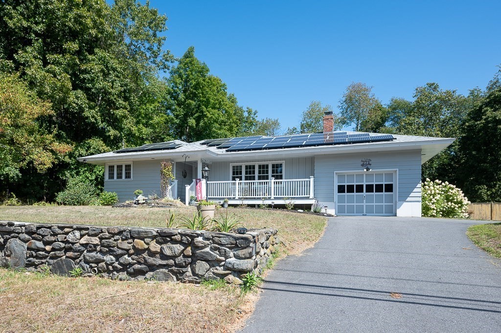 271 Sterling St, Lancaster, Massachusetts, 3 Bedrooms Bedrooms, 6 Rooms Rooms,1.5 BathroomsBathrooms,Residential,For Sale,Sterling St,73426075