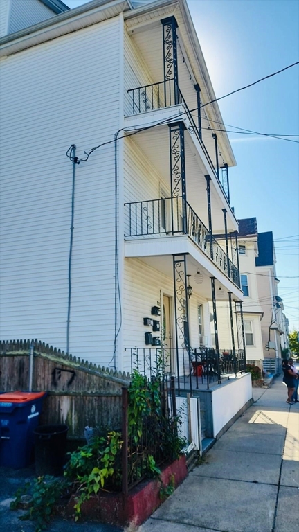 82 Crapo St Unit 4, New Bedford, Massachusetts, 3 Bedrooms Bedrooms, 5 Rooms Rooms,1 BathroomBathrooms,Residential Lease,For Rent,Crapo St Unit 4,73442260
