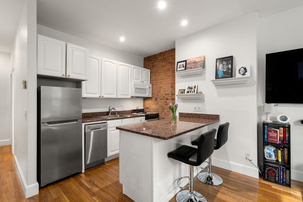 20 Concord Sq, Boston, Massachusetts, 2 Bedrooms Bedrooms, 4 Rooms Rooms,1 BathroomBathrooms,Residential Lease,For Rent,Concord Sq,73450585