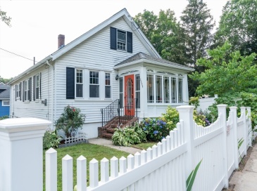 2290 Centre Street, Boston, Massachusetts, 3 Bedrooms Bedrooms, 8 Rooms Rooms,2 BathroomsBathrooms,Residential,For Sale,Centre Street,73406364