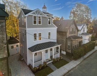 39 Connection St, Newport, Rhode Island, 4 Bedrooms Bedrooms, 8 Rooms Rooms,3.5 BathroomsBathrooms,Residential,For Sale,Connection St,73452351
