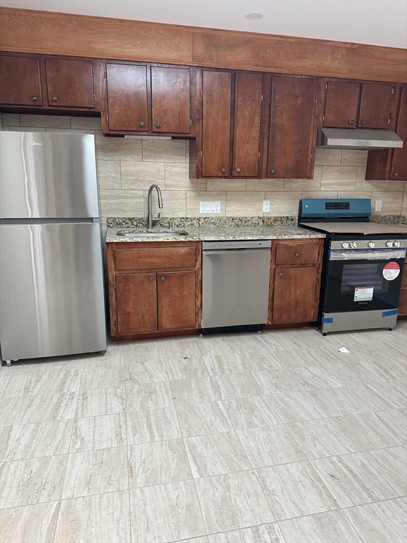 155 Broadway, Revere, Massachusetts, 2 Bedrooms Bedrooms, 4 Rooms Rooms,1.5 BathroomsBathrooms,Residential Lease,For Rent,Broadway,73452626