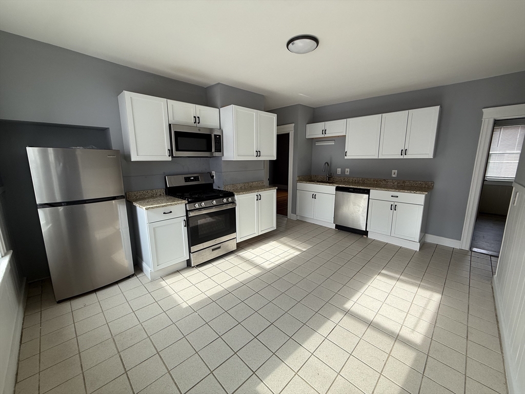 143 Pilgrim Ave, Worcester, Massachusetts, 3 Bedrooms Bedrooms, 6 Rooms Rooms,1 BathroomBathrooms,Residential Lease,For Rent,Pilgrim Ave,73452696