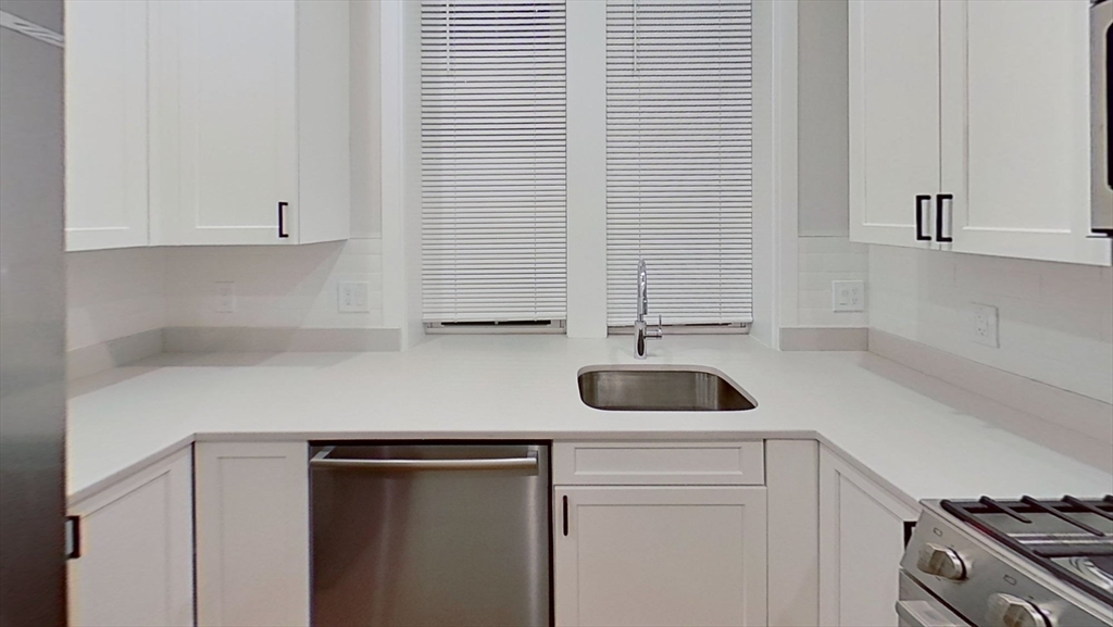 47 Englewood Ave, Boston, Massachusetts, 3 Bedrooms Bedrooms, 5 Rooms Rooms,2 BathroomsBathrooms,Residential Lease,For Rent,Englewood Ave,73451199