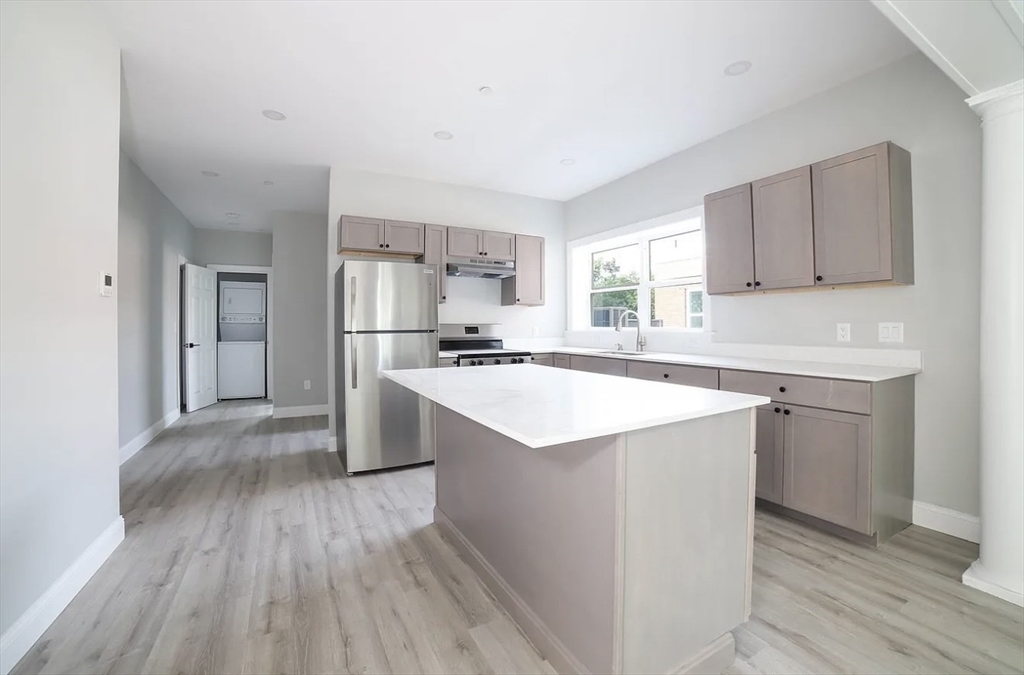 566-572 Main Street, Shrewsbury, Massachusetts, 3 Bedrooms Bedrooms, 4 Rooms Rooms,1 BathroomBathrooms,Residential Lease,For Rent,Main Street,73452206