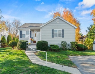 42 Crystal Water, East Bridgewater, Massachusetts, 2 Bedrooms Bedrooms, 6 Rooms Rooms,1.5 BathroomsBathrooms,Residential,For Sale,Crystal Water,73453168