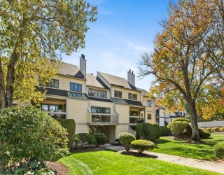 1100 Salem Street, Peabody, Massachusetts, 2 Bedrooms Bedrooms, 5 Rooms Rooms,2.5 BathroomsBathrooms,Residential,For Sale,Salem Street,73453132