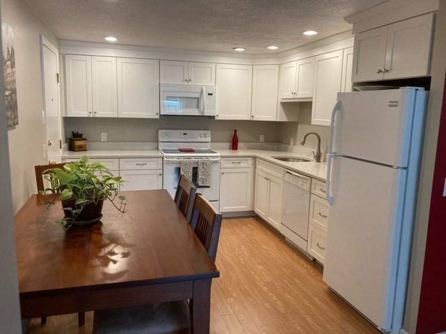 91 Pleasant Street, Medfield, Massachusetts, 2 Bedrooms Bedrooms, 4 Rooms Rooms,1 BathroomBathrooms,Residential Lease,For Rent,Pleasant Street,73455272
