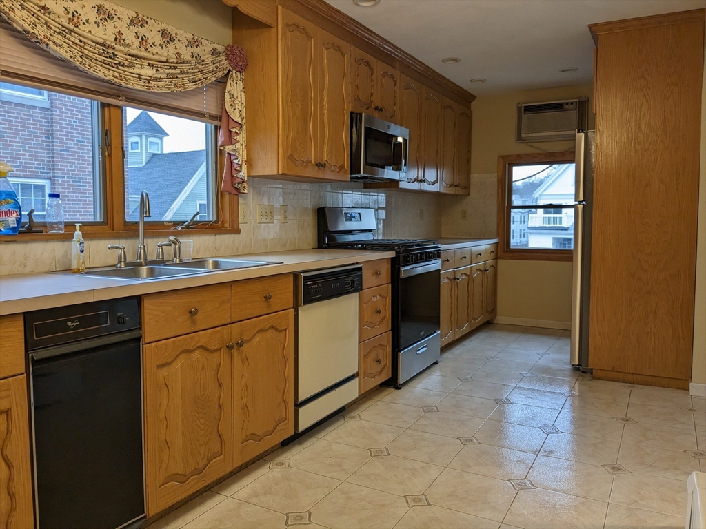 131 Summer, Malden, Massachusetts, 4 Bedrooms Bedrooms, 8 Rooms Rooms,2 BathroomsBathrooms,Residential Lease,For Rent,Summer,73455112