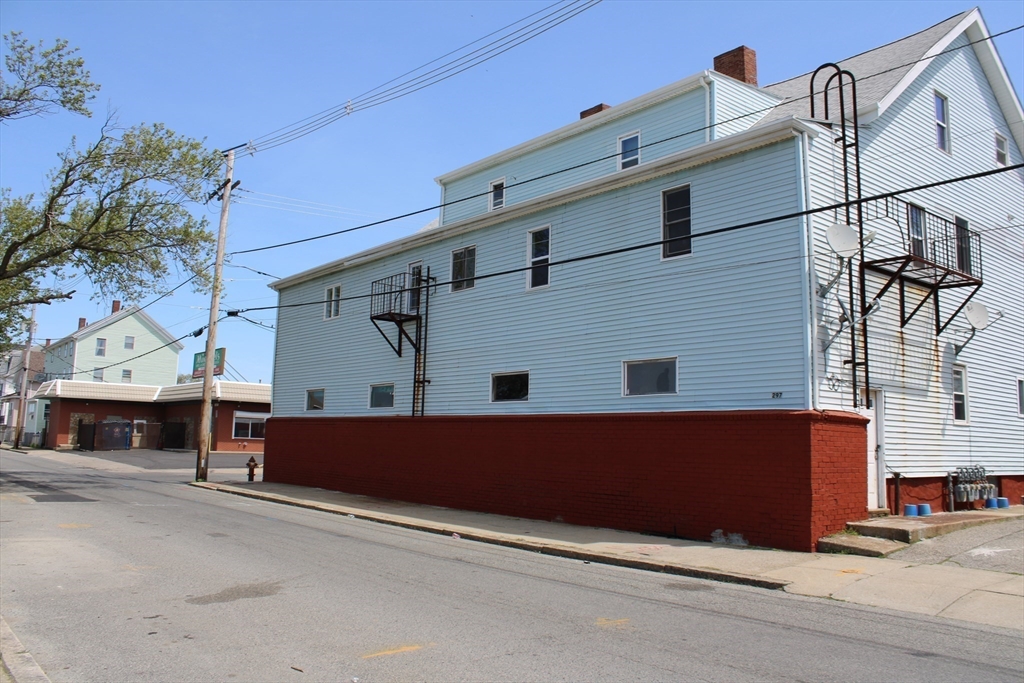 297 Lindsey St, Fall River, Massachusetts, 10 Bedrooms Bedrooms, 21 Rooms Rooms,5.5 BathroomsBathrooms,Residential Income,For Sale,Lindsey St,73455385