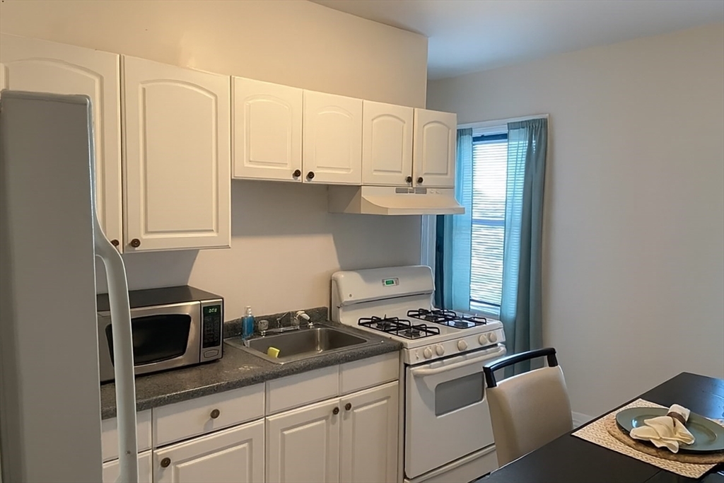 256 Union, Fall River, Massachusetts, 3 Bedrooms Bedrooms, 5 Rooms Rooms,1 BathroomBathrooms,Residential Lease,For Rent,Union,73456903