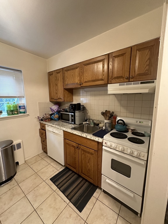 5 Charlesbank Rd, Newton, Massachusetts, 2 Bedrooms Bedrooms, 5 Rooms Rooms,1 BathroomBathrooms,Residential Lease,For Rent,Charlesbank Rd,73456802