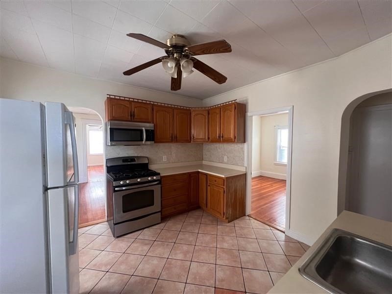 15 5th Street, Medford, Massachusetts, 2 Bedrooms Bedrooms, 5 Rooms Rooms,1 BathroomBathrooms,Residential Lease,For Rent,5th Street,73457183